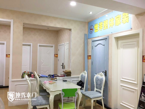 重庆坤秀木门：湖北襄阳经销商门店白色木门效果图